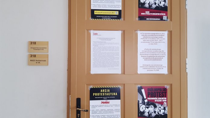 Drzwi obklejone plakatami protestacyjnymi